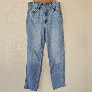 Hollister Ultra High Rise Mom Jeans In Good Condition Size 7R W28 L27